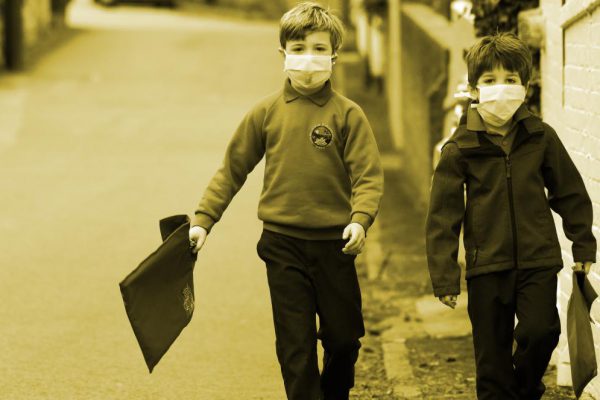 schoolchildren wearing masks